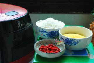 准备好所需要的食材。用臻米脱糖养生煲自带的量杯称量2杯大米，1杯小米，再准备10克左右的枸杞子。