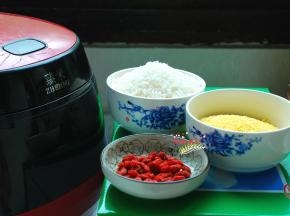 准备好所需要的食材。用臻米脱糖养生煲自带的量杯称量2杯大米，1杯小米，再准备10克左右的枸杞子。