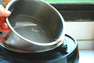 臻米脱糖养生饭煲装好内胆，然后再装好网隔、甑子，左右晃动使其安装到位。