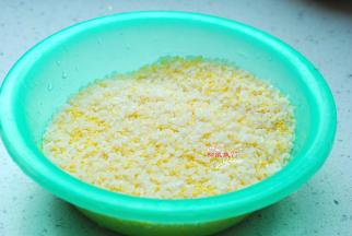 大米和小米一起放在盆子里，淘洗干净。营养专家建议：米类最多淘洗两遍，淘洗次数过多容易造成营养流失。