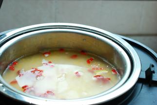 现在开始加水吧！需要注意，加水量不要超过米量的1cm。这个脱糖养生饭煲能够做到米、汤分离，集煮、沥、蒸一体智能化，自动分离出米饭和米汤，所以这个脱糖养生饭煲的水量要比普通饭煲的水量要多一些，不必担心水量过多。