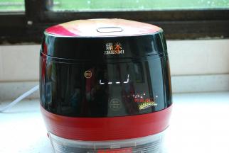 盖好盖子，选择“蒸饭”功能，系统自动设定时间是22分钟，但还是可以上下3分钟调节的，不过我觉得22分钟煮出来的米饭刚刚好，不软不硬。煮上米饭就可以去准备菜了。