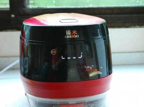 盖好盖子，选择“蒸饭”功能，系统自动设定时间是22分钟，但还是可以上下3分钟调节的，不过我觉得22分钟煮出来的米饭刚刚好，不软不硬。煮上米饭就可以去准备菜了。