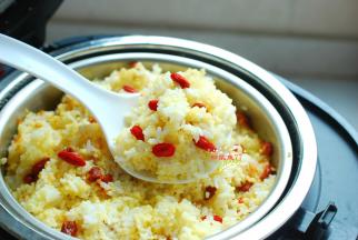 时间到了，打开盖子，一锅香喷喷的金银饭就做好了。用勺子搅拌均匀，米饭松散，粒粒分明，又香又弹，还不粘牙，没错，这就是小时候的柴火饭呀！真香！