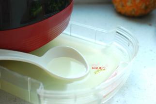 看，这就是米饭经过蒸煮后分离出来的米汤。现在的大米不是我们小时候吃的大米了，现在的大米经过脱粒、包装、出厂，再到商超，已经积压了好久，再到消费者手上，时间太长了，不加一些添加剂是不可能的。这个米汤中含有太多的添加剂，所以不建议喝了，不过可以用来浇花，不浪费。