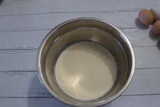 将淡奶油、牛奶搅拌均匀