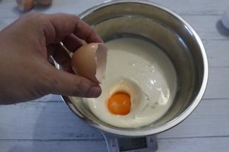 倒入蛋黄，搅拌均匀
