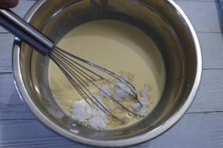 倒入糖粉和炼乳，搅拌均匀