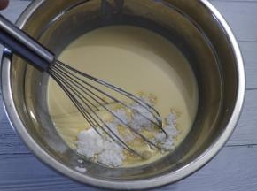 倒入糖粉和炼乳，搅拌均匀