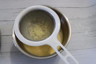 蛋挞液过筛三次