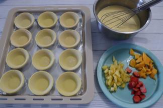 将蛋挞皮摆在烤盘内。