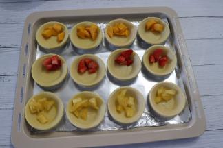 分别放入不同的水果粒