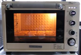 放入预热好的烤箱，上下火200度，18分钟左右，