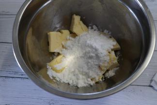 软化好的黄油搅拌好之后加入糖粉、盐