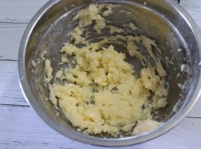 打发至有点发白的状态。
预热好的烤箱170度。