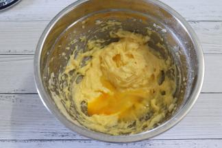 分 3 次加入鸡蛋液