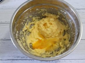 分 3 次加入鸡蛋液