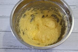 每次加入之前，前一次加入的蛋液需要完全融合。注：可以用电动打蛋器，但是注意黄油不要打发了。