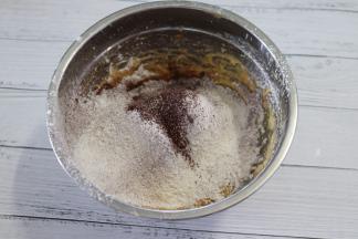 筛入低筋面粉，可可粉，玉米淀粉