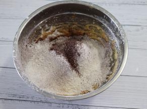 筛入低筋面粉，可可粉，玉米淀粉