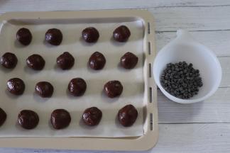 分割面团 20g 一个，搓圆