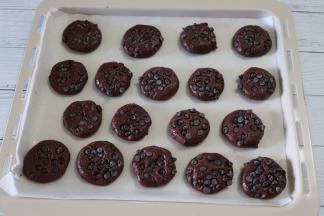 统一压平面团。