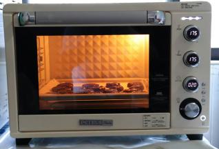 放入预热好的烤箱，上下火 170 度，烘烤 25 分钟