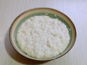 将波兰种食材放入大口器具中，牛奶，全麦粉，酵母粉，搅拌均匀且无干粉，盖上盖子放入冰箱“冷藏室”发酵一夜，这个季节，假如房间里不取暖的话，室温发酵一夜也可以。