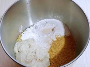 准备面团，将面团及波兰种面团全部放入厨师机桶中。