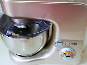 将厨师面桶放入机器中，启动1档，揉面10分钟