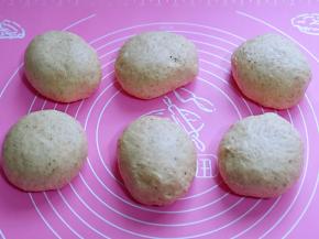 发酵好的面团分成6等份。，盖上保鲜膜松弛20分钟。