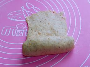 由上而下卷起。