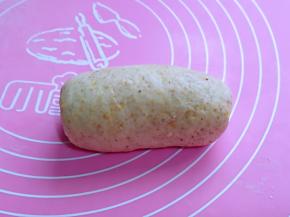 收口朝下捏紧。