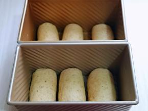 依次做好的卷，放入吐司模具中。（我的模具450g）