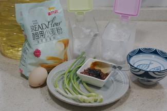 如图这款面包的备料：金龙鱼面包专用粉460克，鸡蛋1个，清水270克，白糖70克，细盐4克，玉米油50克，酵母5克

配料：荞头适量，牛肉酱1份，熟芝麻1茶匙