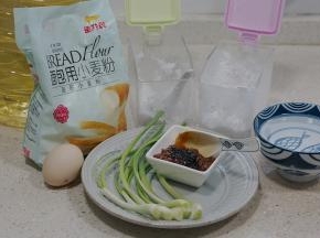 如图这款面包的备料：金龙鱼面包专用粉460克，鸡蛋1个，清水270克，白糖70克，细盐4克，玉米油50克，酵母5克

配料：荞头适量，牛肉酱1份，熟芝麻1茶匙