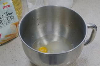 将鸡蛋，清水，白糖 ，细盐混合在厨师机桶里。