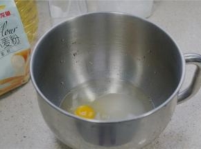 将鸡蛋，清水，白糖 ，细盐混合在厨师机桶里。