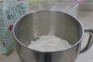 然后加入金龙鱼面包用小麦粉及酵母。