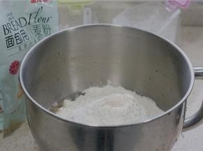然后加入金龙鱼面包用小麦粉及酵母。