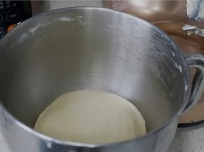面包机二档，揉至面团微光滑，然后再加入玉米油继续揉至面与油的完全融合，面团看着舒展。