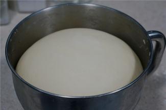 然后醒发至面包二倍大左右就可以，现在天气热了，可以室温发面。