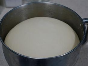 然后醒发至面包二倍大左右就可以，现在天气热了，可以室温发面。