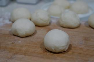 将醒发好的面团揉排好，再称分好50克的小剂子，揉好微醒。