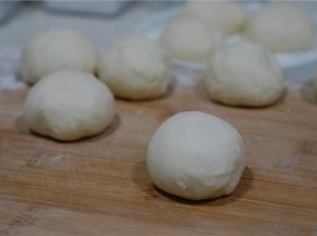 将醒发好的面团揉排好，再称分好50克的小剂子，揉好微醒。