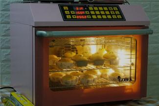 再入风炉机里，145度烤制25分钟就可以，如图朋友们可以看到汉堡胚哦。