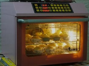 再入风炉机里，145度烤制25分钟就可以，如图朋友们可以看到汉堡胚哦。