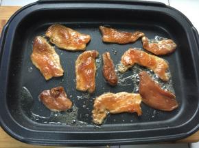 放上鸡胸肉两面煎熟