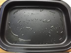 预热几分钟后，中火，刷上食用油