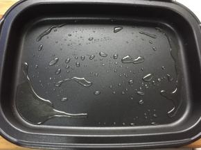 预热几分钟后，中火，刷上食用油